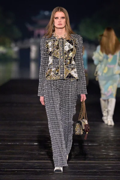 Look 37